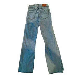 Like new! Zara Light Wash Cropped Straight Leg Jeans - size 2